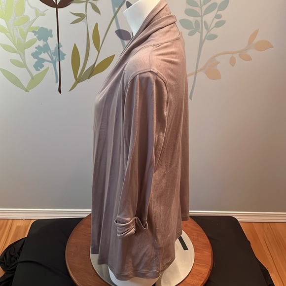 4/$20 Banana Republic Lightweight Cardigan - Picture 4 of 6